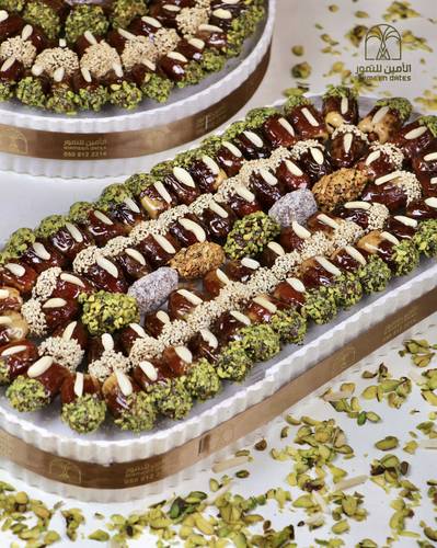 صحن تمور مشكلة فاخرة محشية باللوز(صحن مستطيل).الوزن:1 كيلو