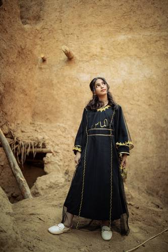 مسرح للأطفال مع فستان أسود 