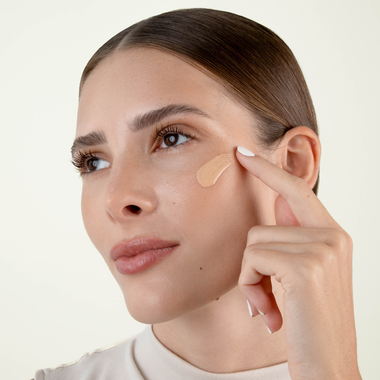كريم أساس مرطب آمن للبشرة بمعامل حماية SPF40 