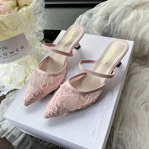 حذاء نسائي فاخر بتصميم Slingback أنيق، مزين بشبك وتطريز زهور راقٍ مع كعب عالٍ، مثالي للزفاف والسهرات والمناسبات الخاصة.**
