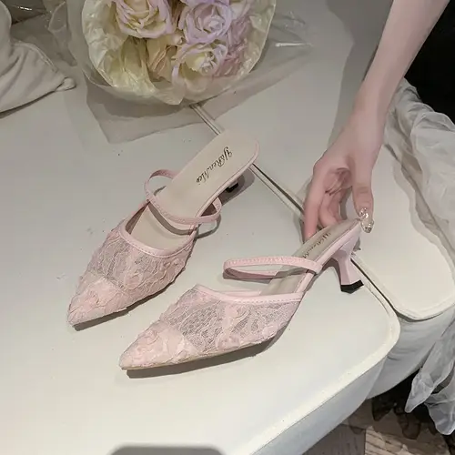 حذاء نسائي فاخر بتصميم Slingback أنيق، مزين بشبك وتطريز زهور راقٍ مع كعب عالٍ، مثالي للزفاف والسهرات والمناسبات الخاصة.**
