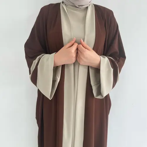 تألقي بإطلالة راقية مع طقم عباية مكون من قطعتين بتصميم أنيق وتناسق ألوان عصري. مصنوع من خامة بوليستر مريحة بقصة انسيابية تمنحك الأناقة والراحة، ليكون الخيار المثالي للإطلالات اليومية والمناسبات المختلفة. 