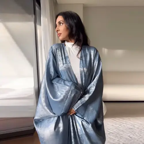عباية برونزية أنيقة بتصميم فاخر يضفي لمسة من الرقي والفخامة