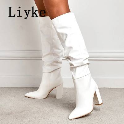 تألقي بإطلالة عصرية وجريئة مع حذاء Liyke الطويل بالجلد الأبيض المطوي. تصميم بكعب مكتنز يمنحكِ ثباتاً وراحةً، مثالي لأجواء الخريف والشتاء بلمسة 'دارجة نارية' مميزة. متوفر بمقاسات 35-42.
