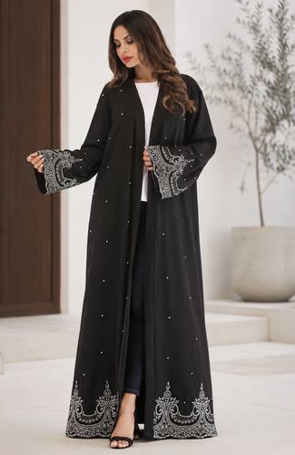 عباية نسائية مطرزة بالخرز .
