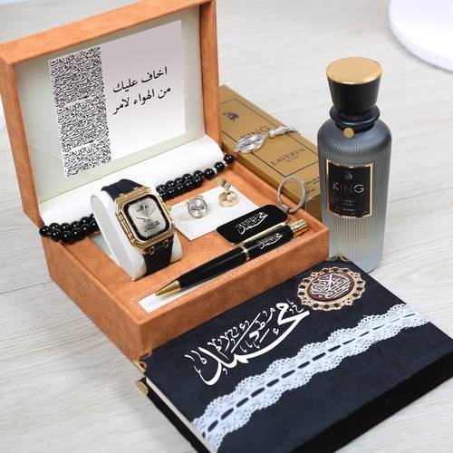 طقم رجالي راقي   يتكون من :  1⃣ساعة ( *بالاسم حسب الطلب* ) (ضمان سنة مويه ومكينة ⏱  2⃣ كبك بالاسم  3⃣ سبحه بالاسم نحت ليزر 4⃣ ميداليه بالاسم نحت ليزر 5⃣  مصحف القران الكريم بالاسم 6⃣  قلم بالاسم نحت ليزر 7️⃣ عطر كنج 100 مل   - ( *التصميم حسب الطلب* )  بالاضافة الى علبه وكيس الماركه 🀊     بسعر مميز