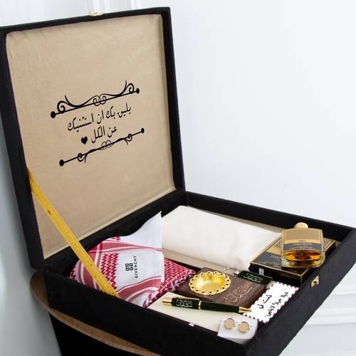 هدية رجالية فخمه  بوكس شتوي جفنشي*  ✨    *مكون من* 1️⃣شماغ  ماركة جفنشي  مقاسات (55-58-60)  2️⃣قماش شتوي جفنشي    *الملحقات*،  لوقو الجيب والرقبه وثمانية ازارير بشعار جفنشي 3️⃣ مبخره بالاسم نحت ليزر 4️⃣ قلم بالاسم نحت ليزر 5️⃣ ميداليه بالاسم نحت ليزر 6️⃣ عطر 100 مل  7️⃣ كبك 8️⃣ كرت اهداء   *التصميم حسب الطلب*