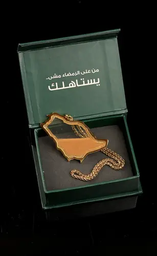 تعليقة خريطة المملكة معبئة برمل الوطن
