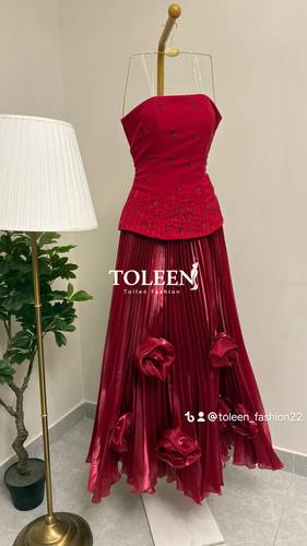 فستان سهرة طويل لون احمر توب بتنوره بليسيه بورده | فستان السنيوره - (XXXL) الصدر:١٠٢سم , الخصر:٩١سم