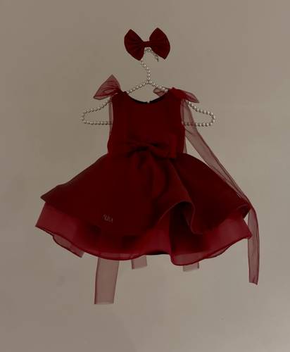 فستان بورغندي ناعم مزيّن بفيونكات كتف