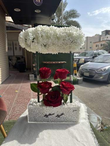 باقة مع ورود بقاعده كريليك