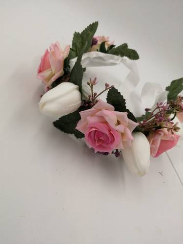 طوق ورد صناعي مروى