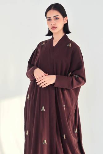 عباية كريب بني  تطريز خرز ذهبي وفستقي وبني  رسمه المثلث مع طرحة قماش ليزر
