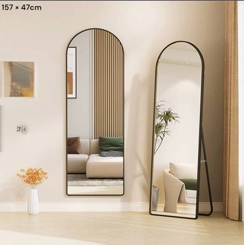 مراية طويلة مع استاند قابلة للتعليق – بإطار أسود 157×47 cm
