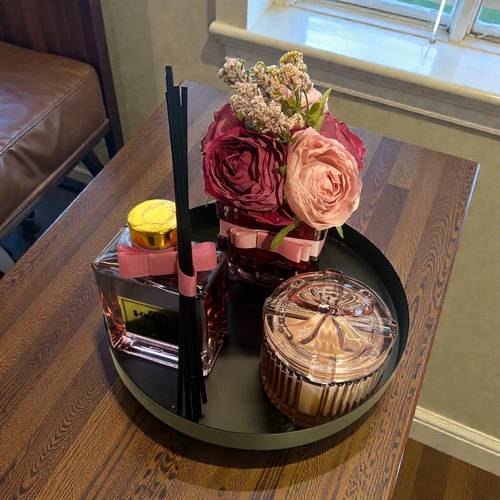 طقم معطر جو مع شمعة معطرة وزهور اصطناعية – 4 قطع بعطر Rose de velours & d’ébène