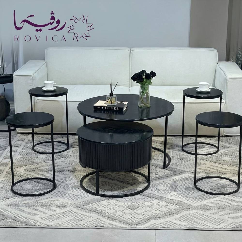 طقم طاولات متداخلة اسود في غرفة المعيشة