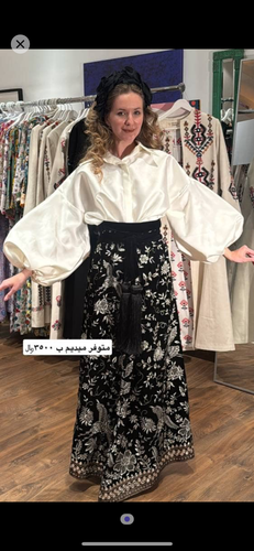 تنورة مخمل وبلوزه بف ستان وحزام مخمل