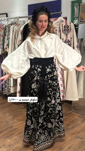تنوره مخمل وبلوزه ستان وحزام قيطان ..مصممه اردنيه