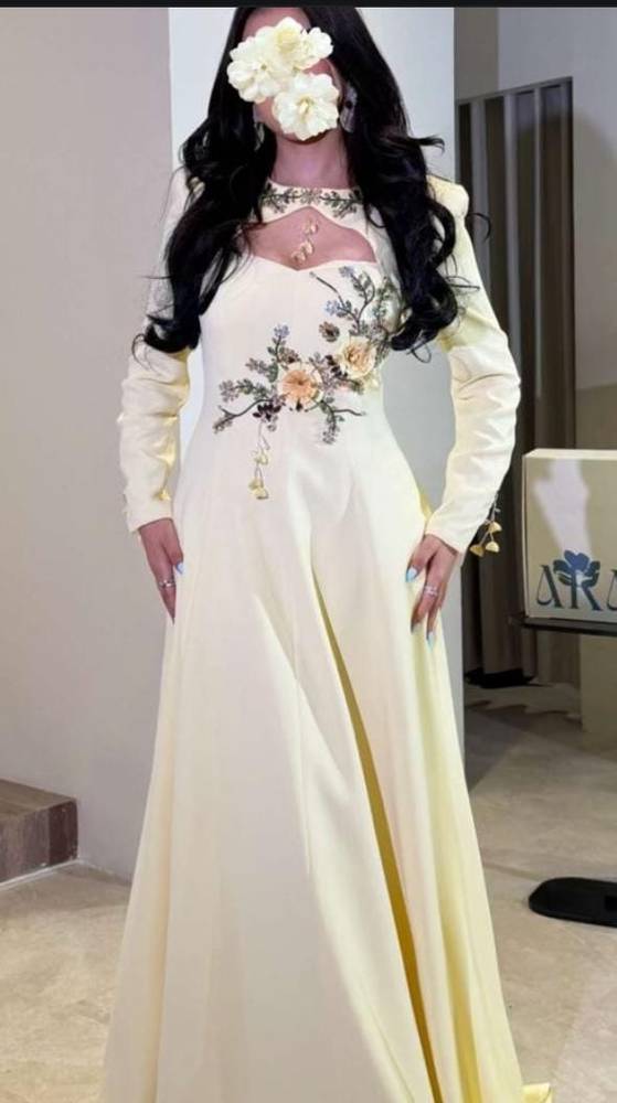 فستان مناسبات طويل بأكمام طويلة وشك ورد