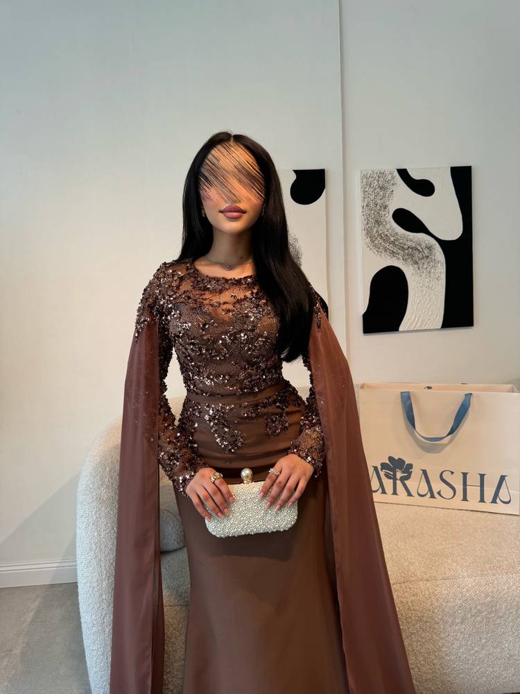 فستان سهرة طويل بأكمام