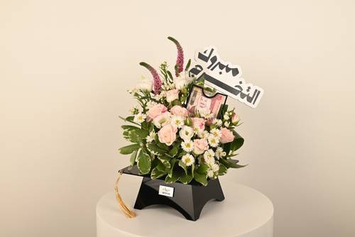 قبعة ورود التخرج الوردية