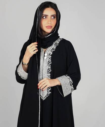 عبايه سوداء بتطريز فضي