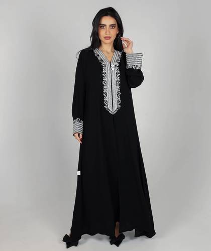 عبايه سوداء بتطريز فضي