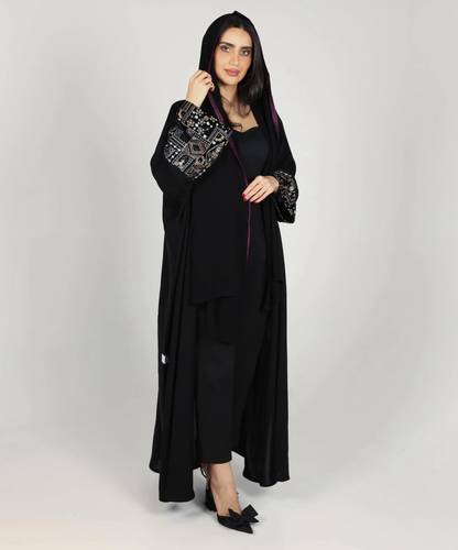 عبايه سودا بتطريز اكمام