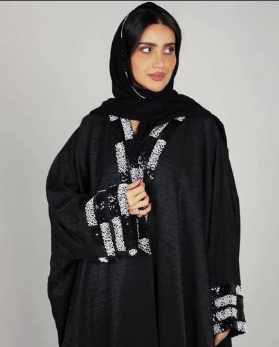 عبايه مطرزه اسود وابيض