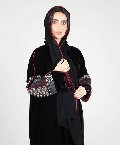 عبايه سوداء مطرزه الاكمام