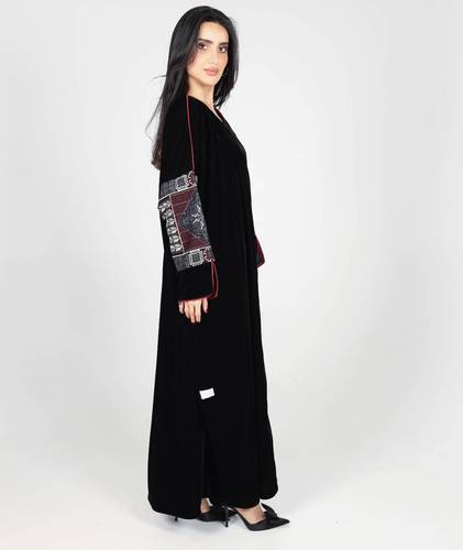 عبايه سوداء مطرزه الاكمام