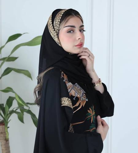عبايه سوداء بكلفه مطرزه